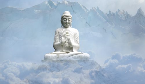Entspannte-Buddha-Figur-in-den-Bergen