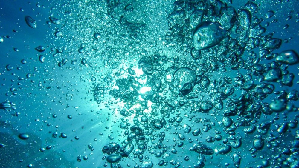 im Wasser-aufsteigende-Luftblasen