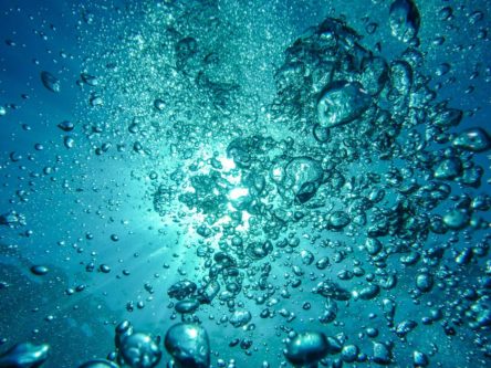 im Wasser-aufsteigende-Luftblasen
