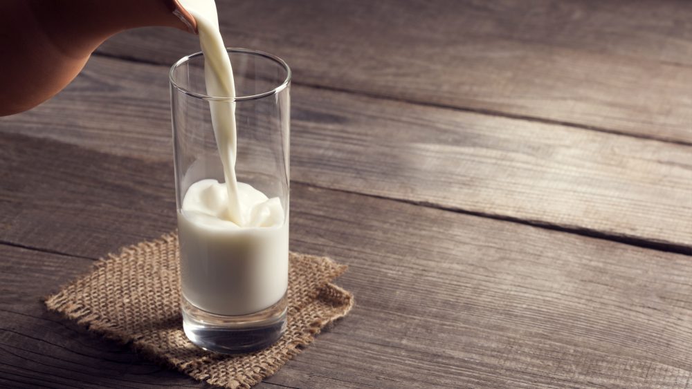 Glas-Milch-auf-Tischplatte