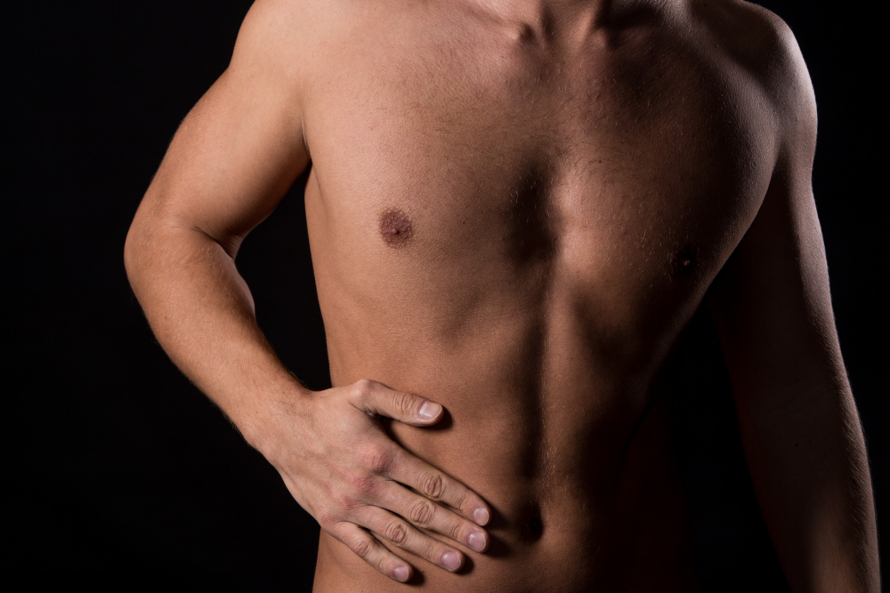 Mann fasst sich auf Leber