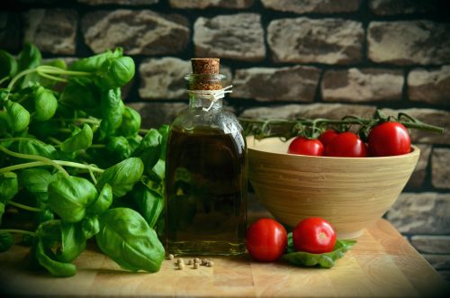 Olivenoel-Basilikum-Tomaten