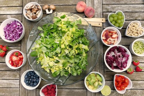 Gruener-Salat-umgeben-von-Obst-und-Gemuese