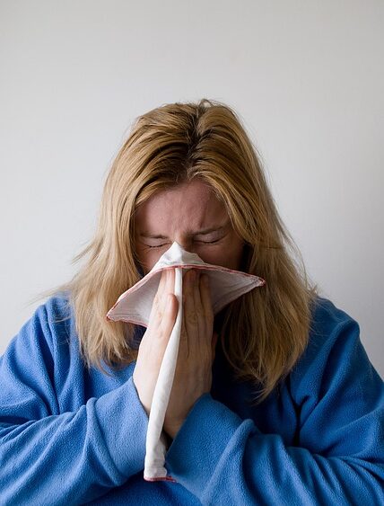 Niesende Frau mit Allergie